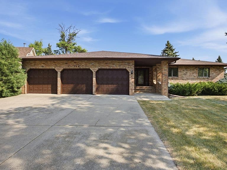 120 Prairiewood Dr S photo 2