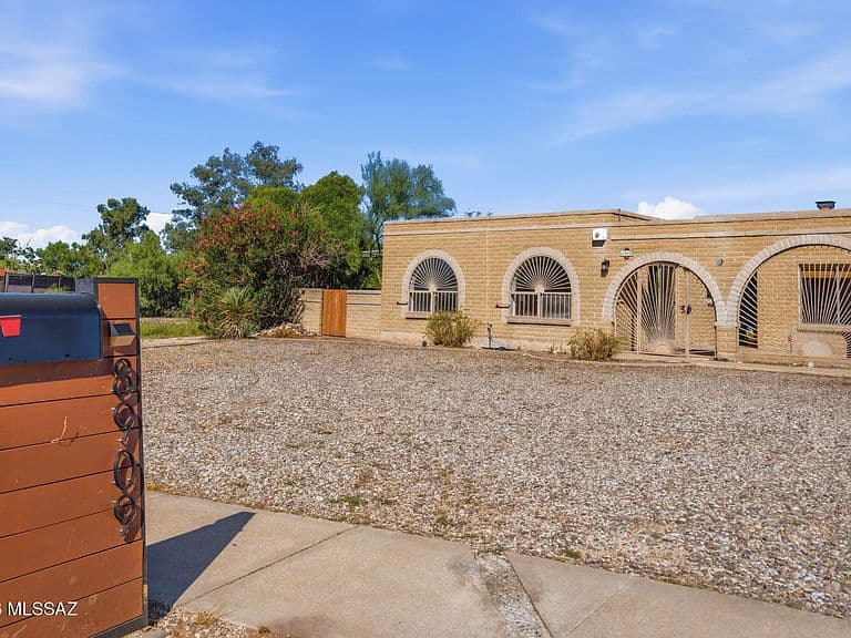 8909 E Palm Tree Dr photo 3