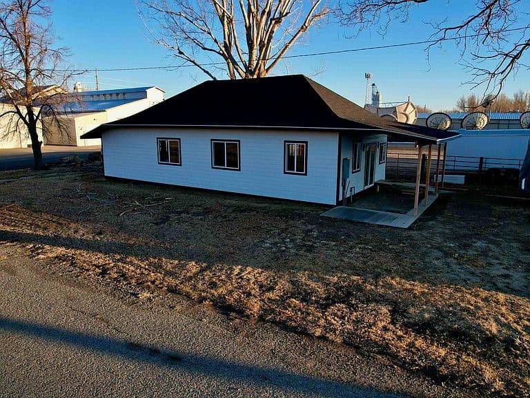 302 3rd St S photo 1