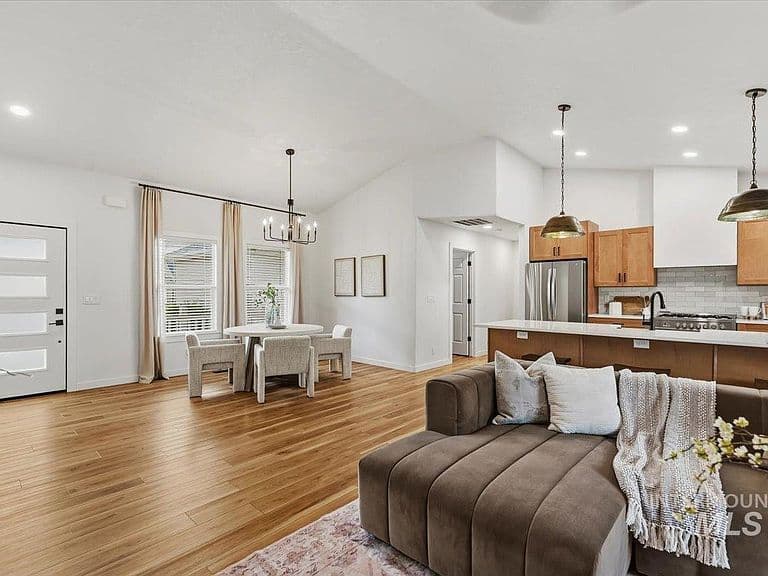 2109 S Rushmore Way photo 3