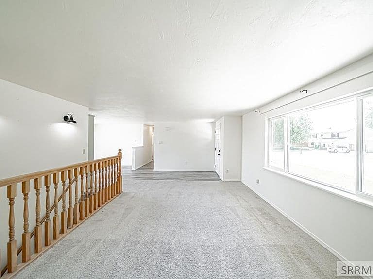 231 Meadowlark Dr photo 4