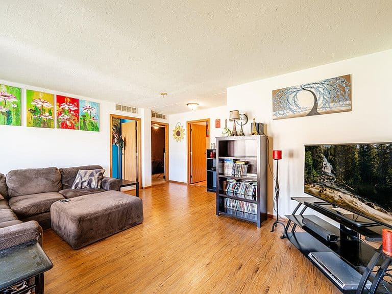 201 Balsam St photo 2