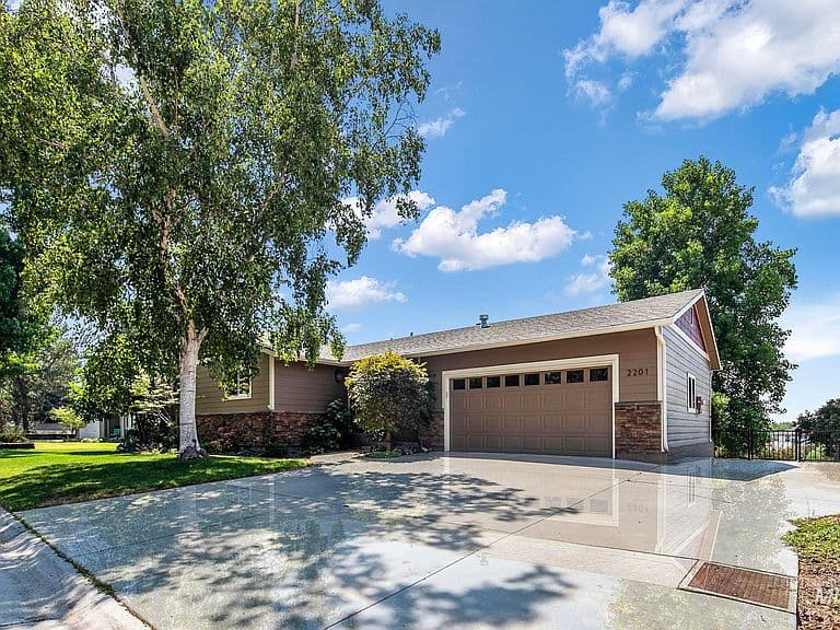 2201 E Dicky Cir photo 2