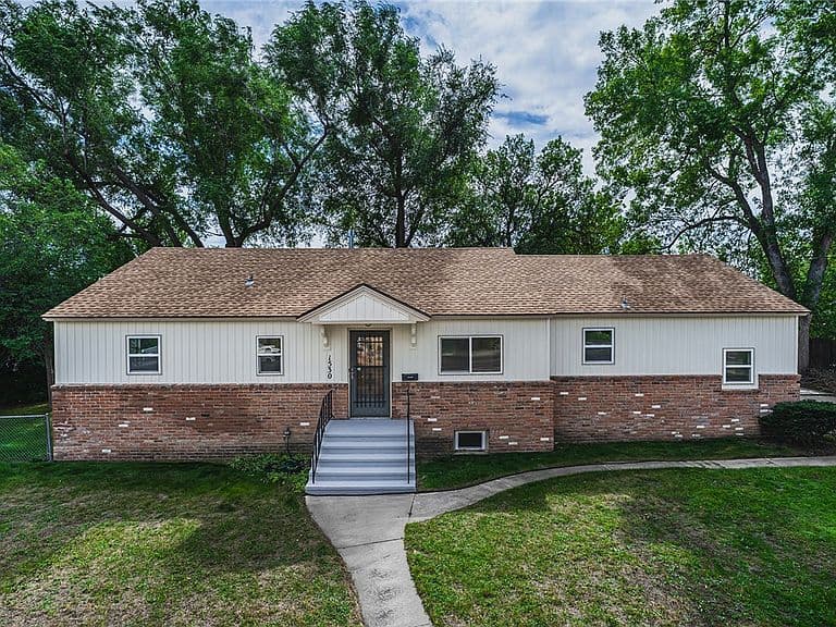 1530 Lewis Ave photo 2