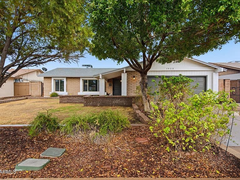 1023 W Carter Drive photo 4
