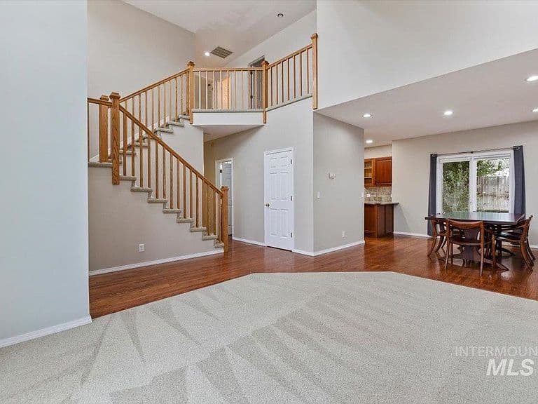 2298 Hillcrest Dr photo 5