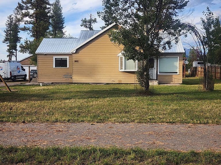 740 Riverview Dr photo 1