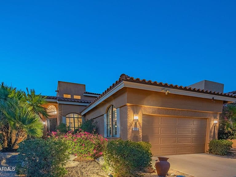 1054 E SHANGRI LA Road photo 1