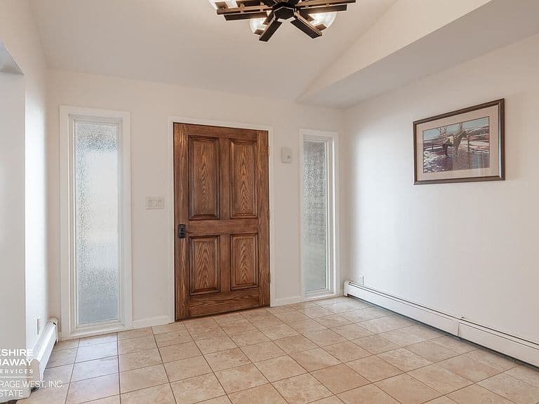 914 Skyline Dr photo 2