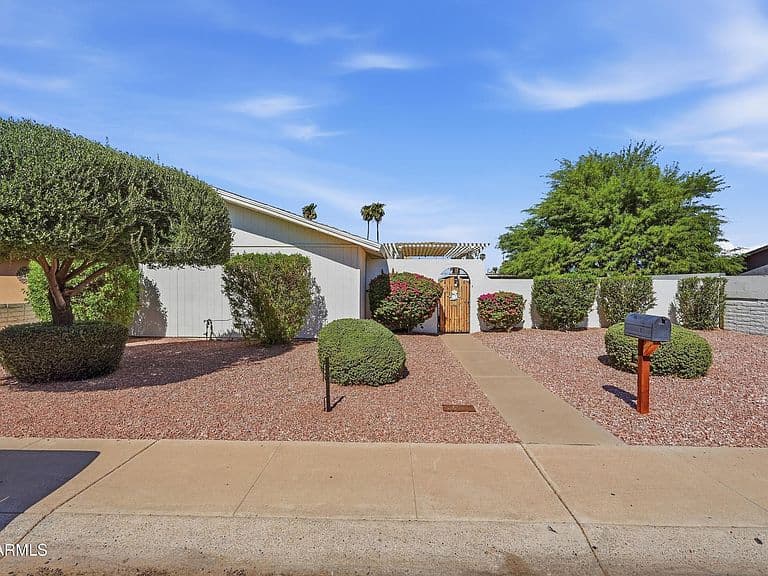 4708 E La Salle Street photo 2