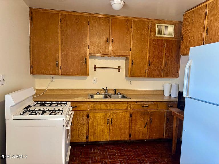 714 E ROOSEVELT Avenue photo 5