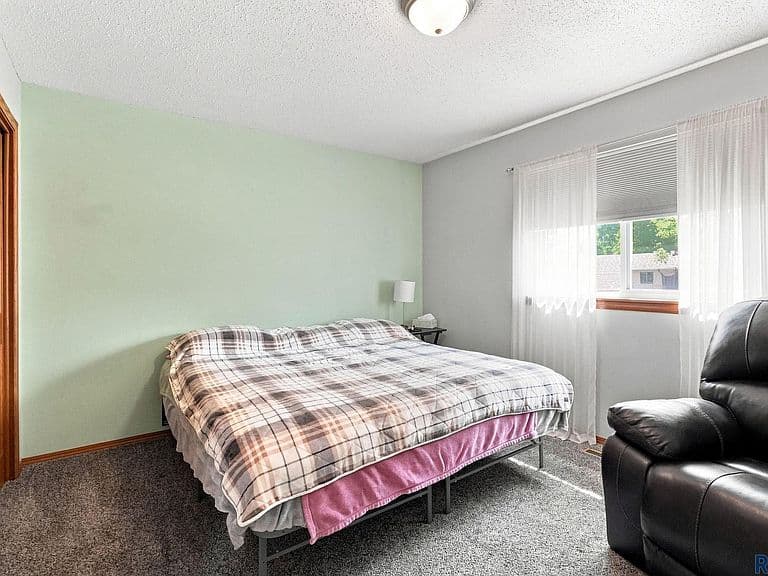 345 E Kevin Dr photo 4