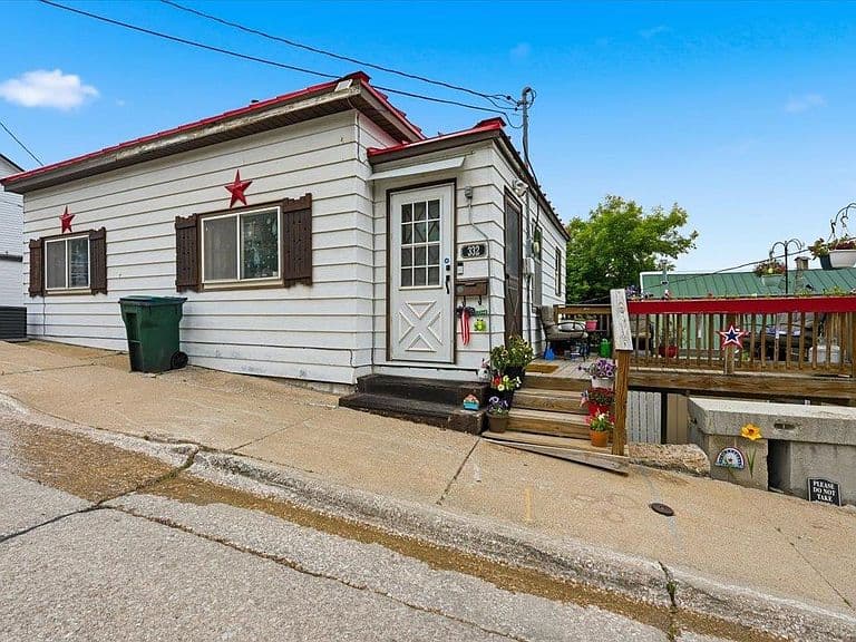 332 W Addie St photo 2