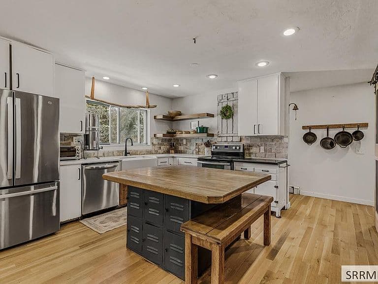 939 S 45th E photo 5