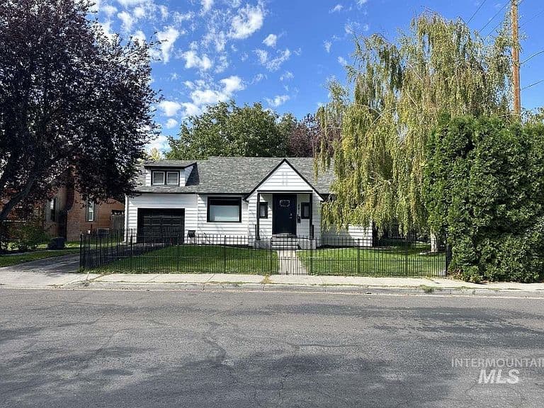 291 Lincoln St photo 2