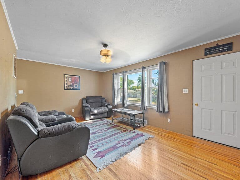 1606 E Capitol Ave photo 3