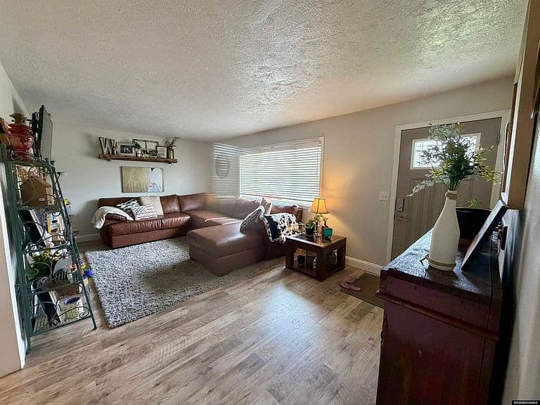 1805 Wyoming Dr photo 3