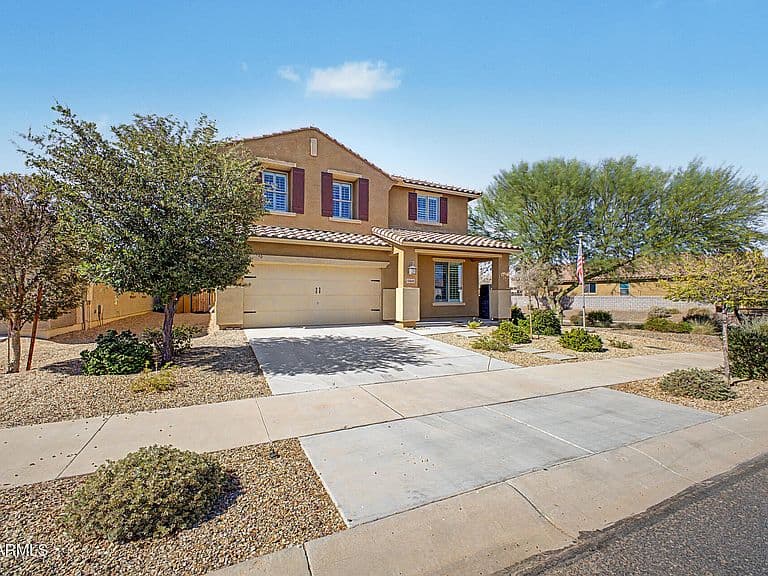 18040 W LOUISE Drive photo 2