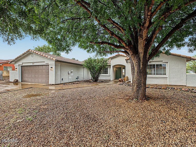 911 E Saguaro Dr photo 1