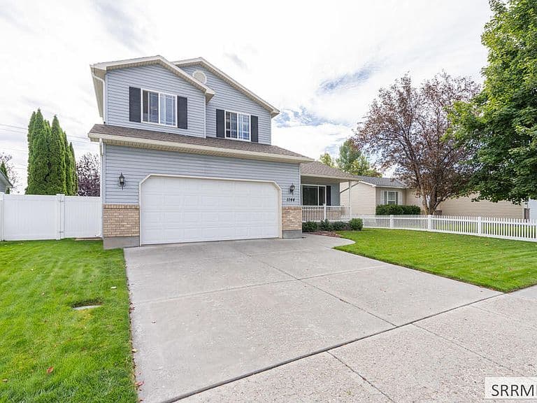1144 Clarence Dr photo 3