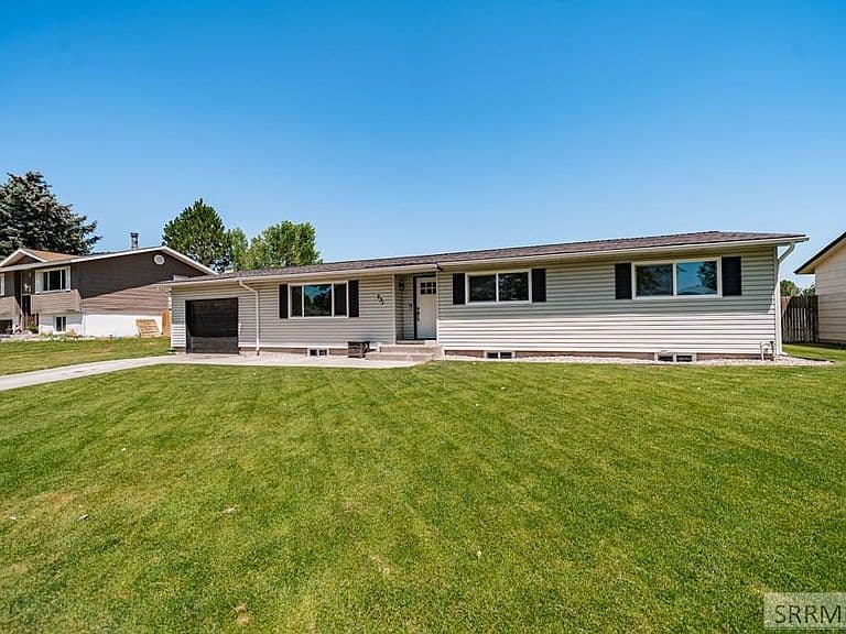 231 Meadowlark Dr photo 2