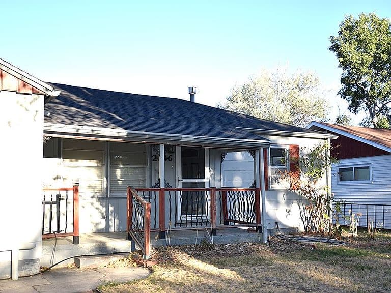 2046 S Poplar St photo 2