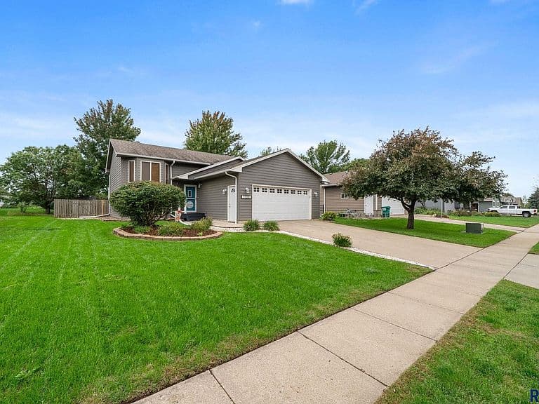 1135 Sunset Dr photo 3
