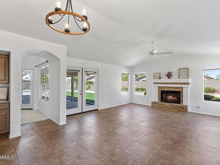 8832 W BETTY ELYSE Lane photo 3