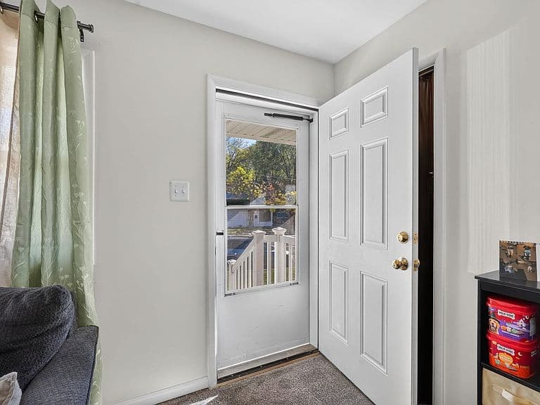 637 Franklin Ave photo 2