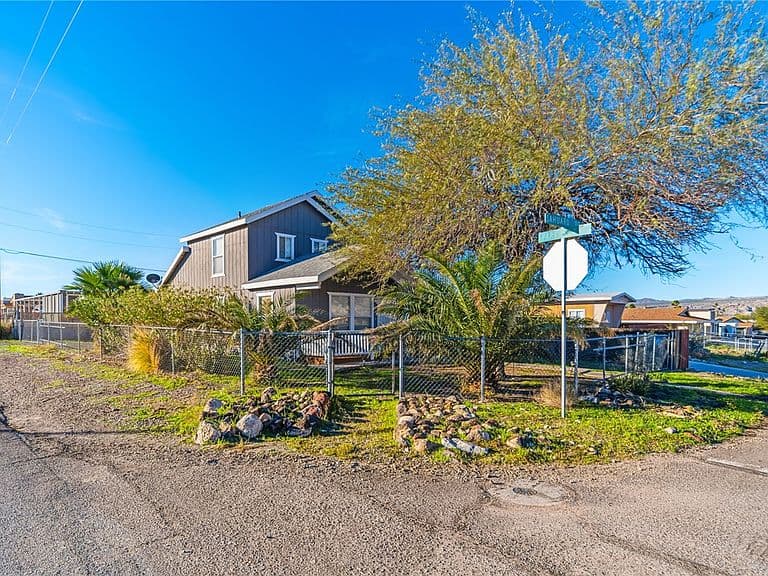 1124 Sahuaro Dr photo 3