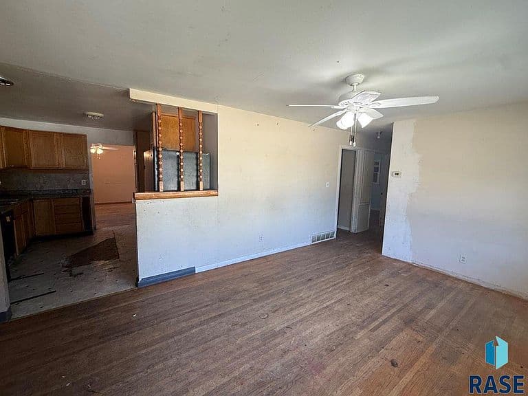 101 W Park Ave photo 3