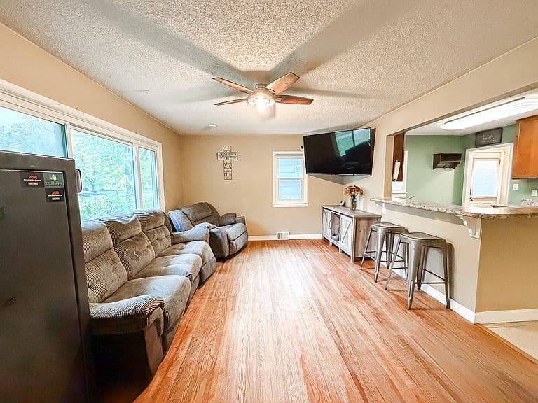 1153 Utah Ave SE photo 3