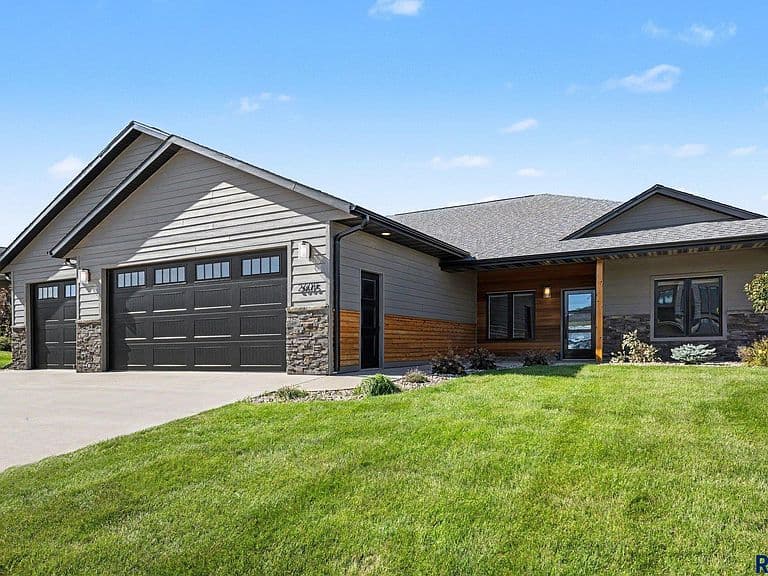 2605 S Faith Ave photo 1