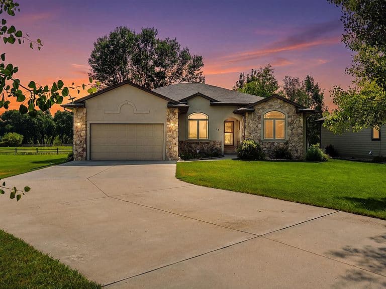 19 Stagecoach Dr photo 1