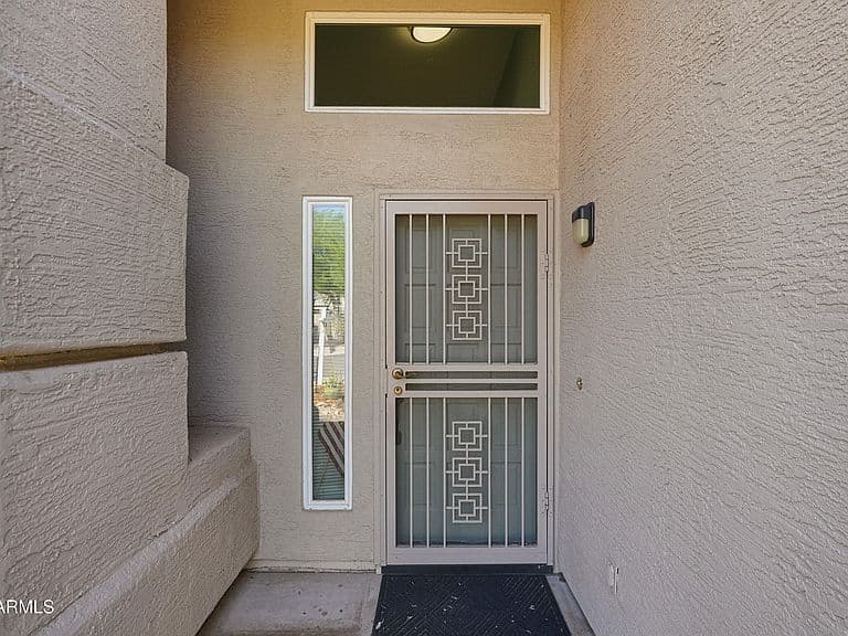 1519 E MICHELLE Drive photo 3