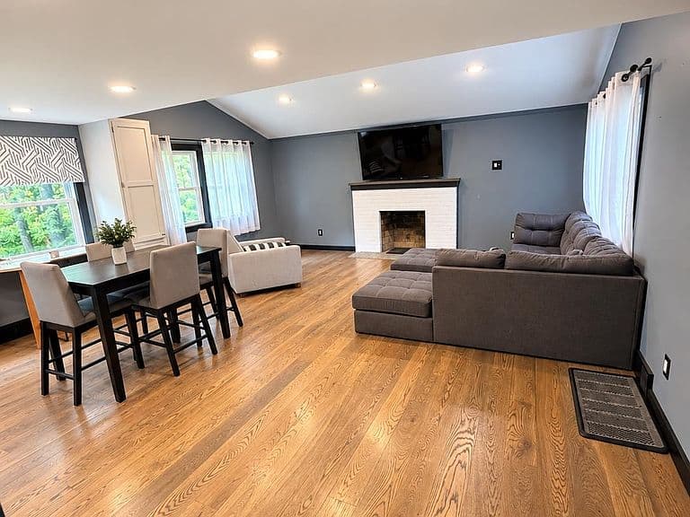 105 Oakwood Drive photo 2