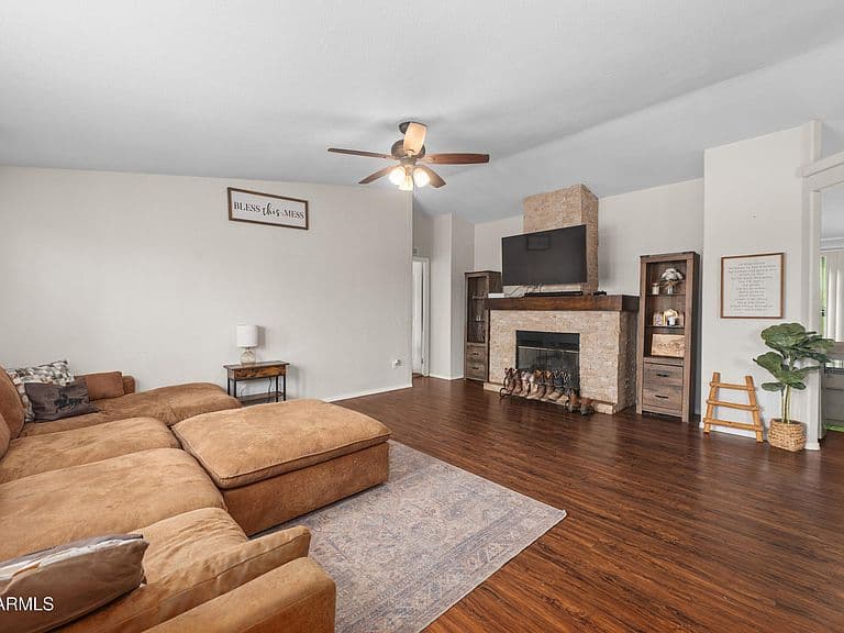 730 W MCKELLIPS Boulevard photo 3