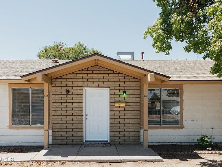 8621 W COLUMBUS Avenue photo 2