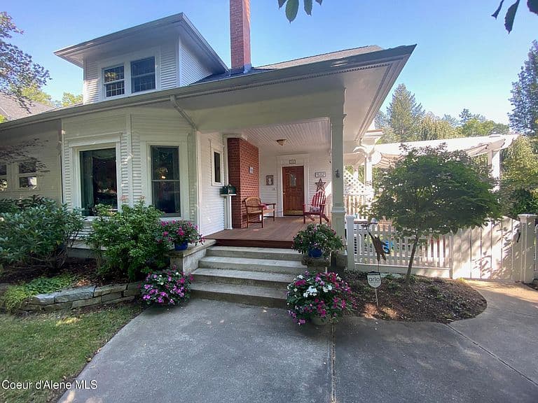 328 N Military Dr photo 1
