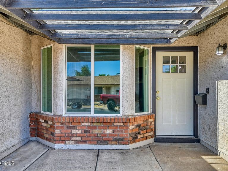 3722 E GLADE Avenue photo 2