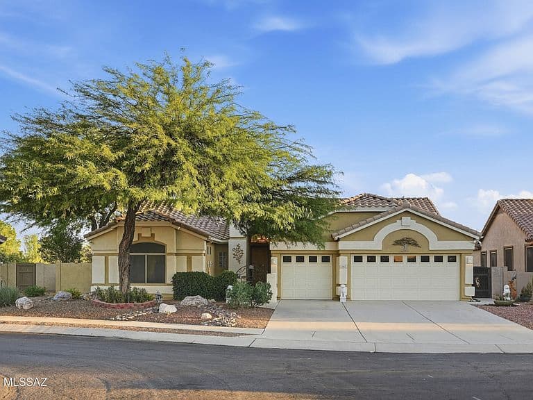 1565 W Periwinkle Pl photo 2