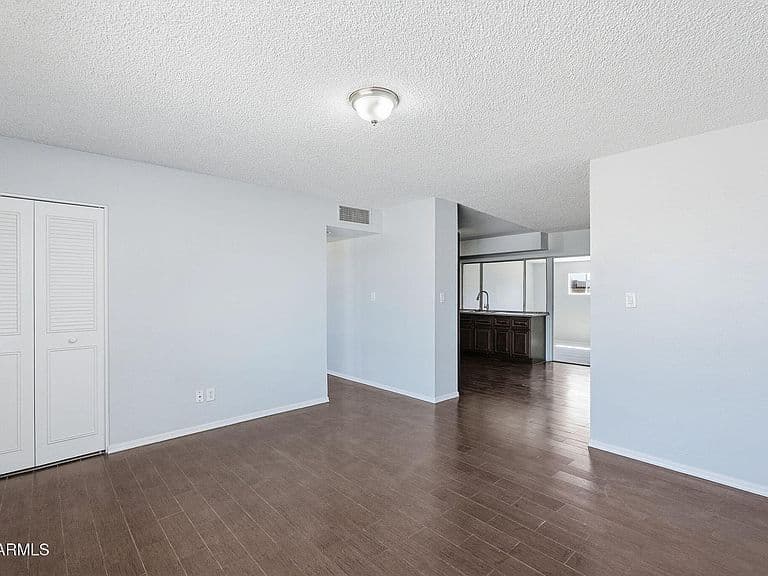 2219 W CHOLLA Street photo 4