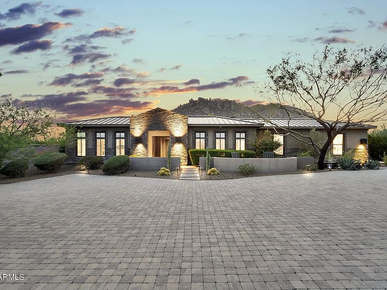 11605 E DESERT HOLLY Drive photo 1