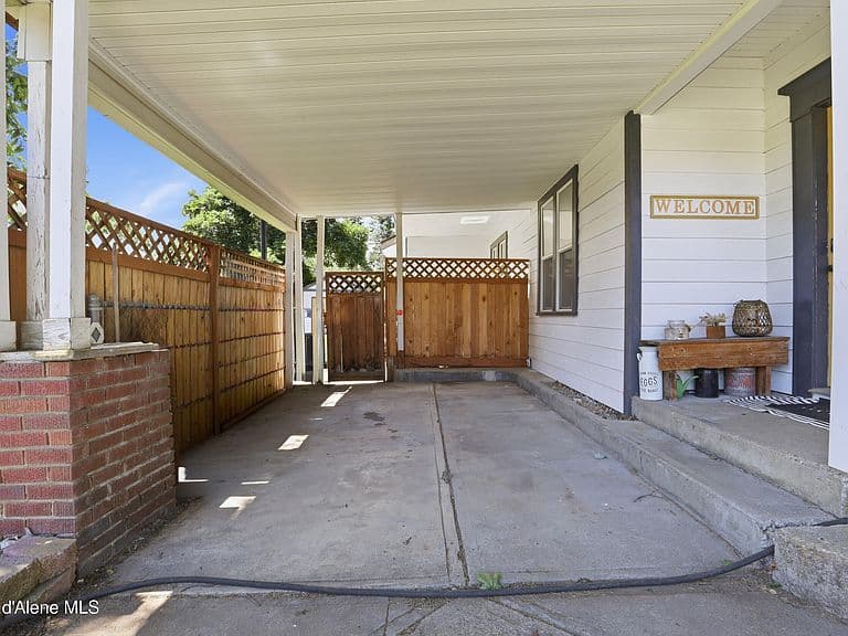 1007 N B St photo 5
