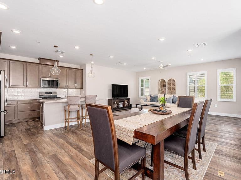 762 E GINKO Avenue #201 photo 2