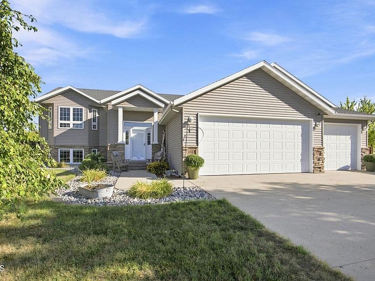 616 Lexington Ln photo 2