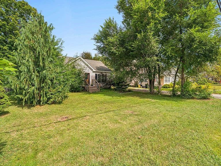 183 Maple Avenue photo 3