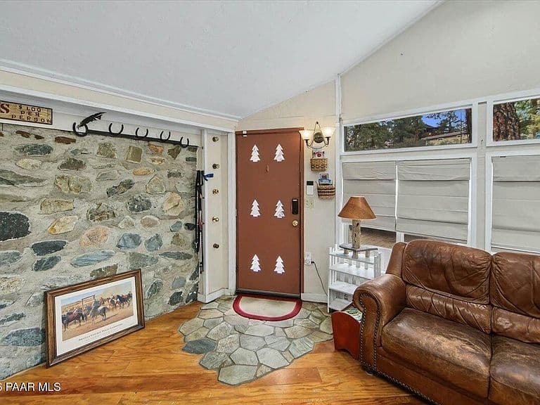 1019 W Canyon Dr photo 2