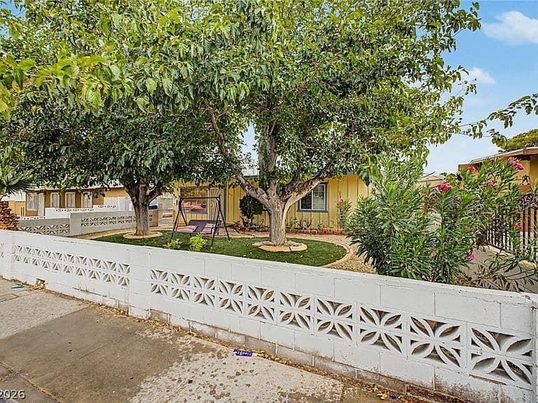 4345 Parkdale Ave photo 2