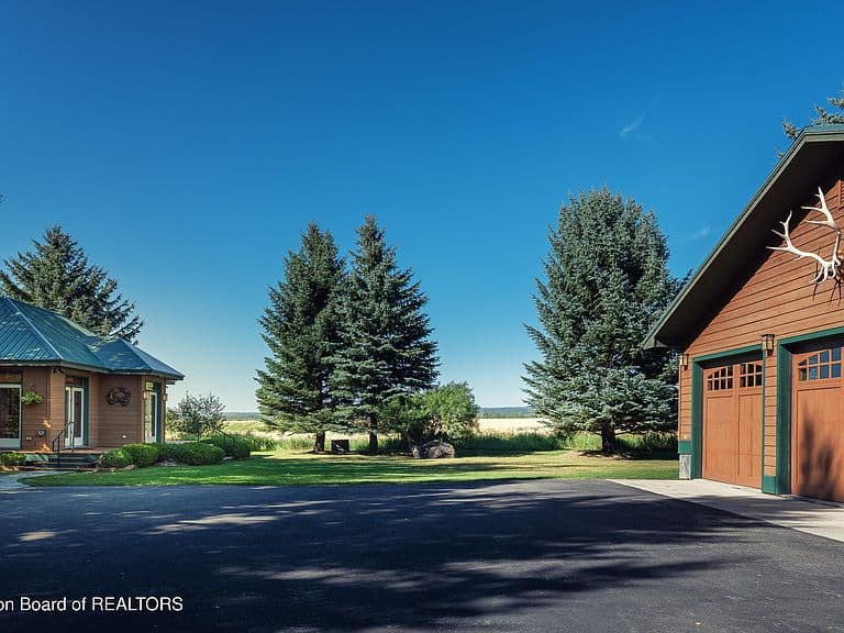 520 Targhee Towne Rd photo 4